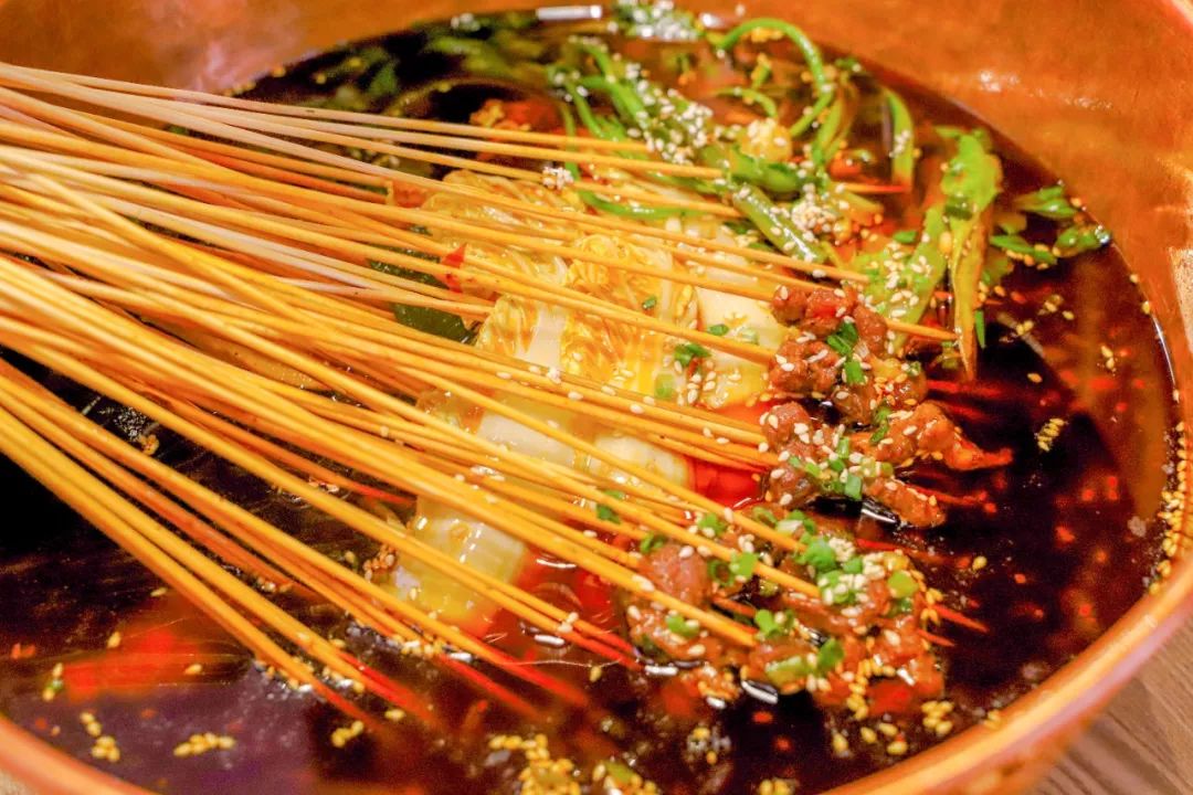 这家国潮网红串串落地襄阳啦,你只管拿串不用涮可以直接开吃