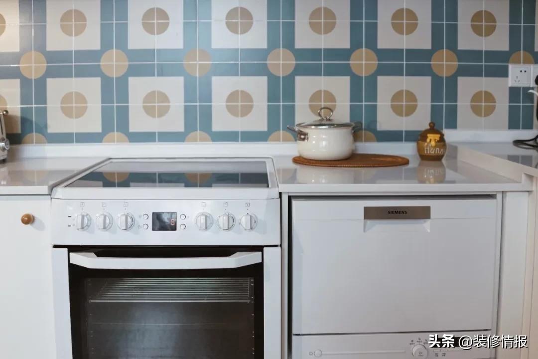 她买下32㎡上海老旧学区房，为女儿打造小桃园还有20㎡舒适大庭院