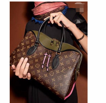 老婆花钱老公一脸埋怨,老婆花巨资买礼物