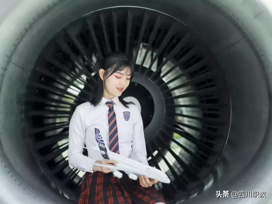 空姐登上成都世警会，西航版“迪丽热巴”颜值爆表