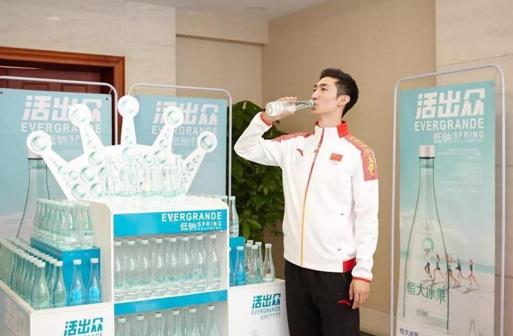 负债1.9万亿，每天利息2.4亿，许家印离“接班”贾跃亭还有多远