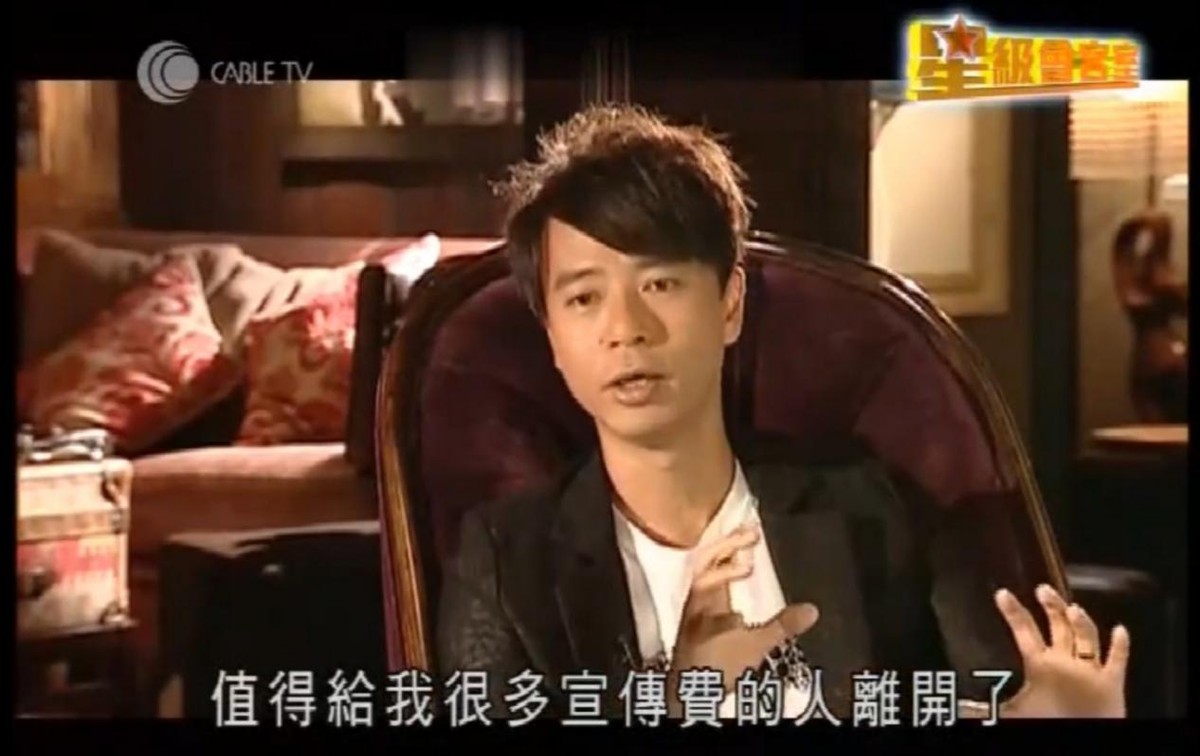 54岁李克勤为房贷被迫喝酒，携港姐嫩妻聚餐，透好声音不火原因