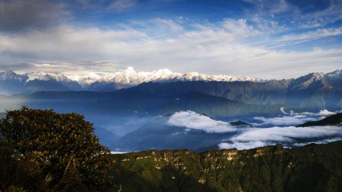 变幻莫测的云海,难得一见的佛光,走进云海的牛背山