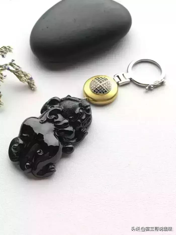 翡翠貔貅的正确佩戴方法,翡翠貔貅的正确佩戴方式