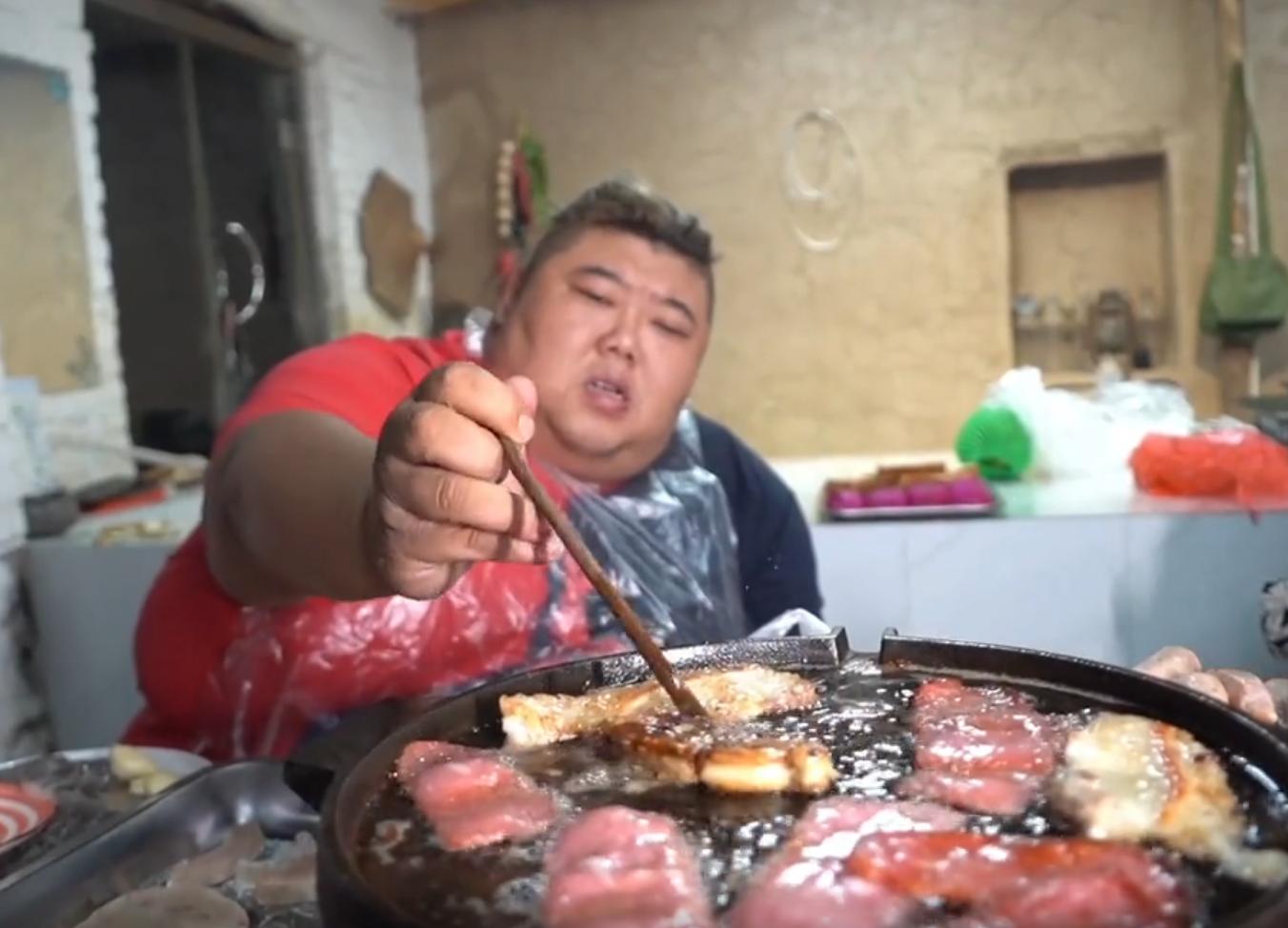 胖猴仔吃西红柿炖牛排,胖猴仔吃炖牛排