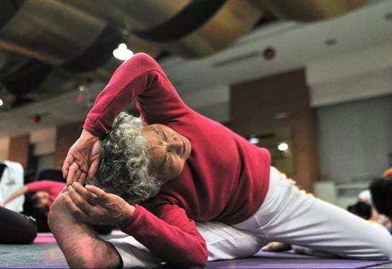 85岁中国第一瑜伽老人自练瑜伽,每天练习瑜伽两小时的68岁老太太