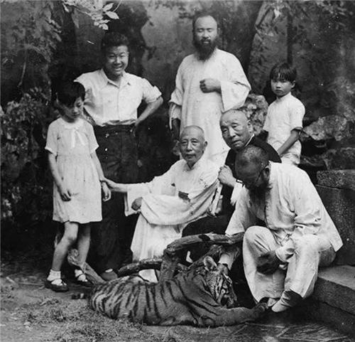 1岁被抛弃，因父亲是张大千生活处处受限，最后留下遗书卧轨自杀