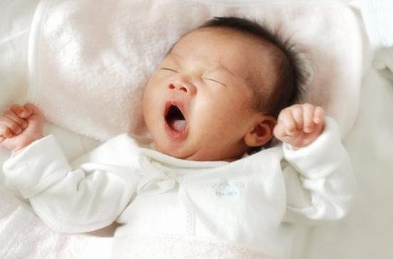 宝宝明明很困却不愿意被哄睡怎么办?家长需要知道有这5种原因