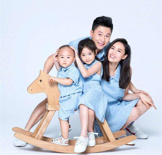 *小鹏李**晒出自己的豪宅,一家人住在豪华别墅,周围属于富人区