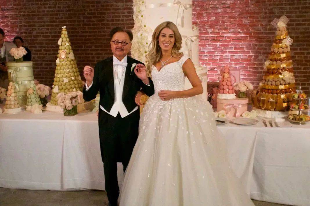 这个华人在美国被称作华人食神,80岁喜得子,老婆是美女还是硕士