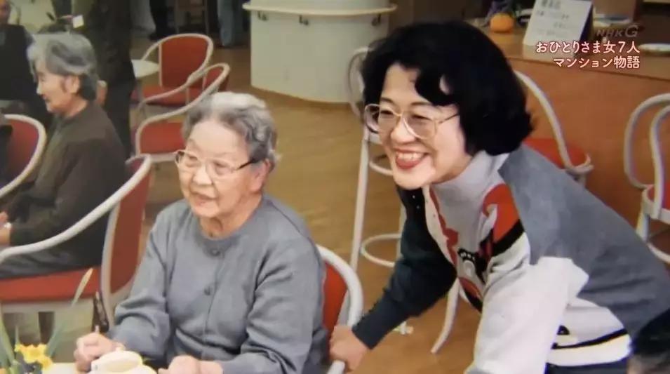 一辈子没结婚，7个单身女人买房同居10年，80岁了还染发.......