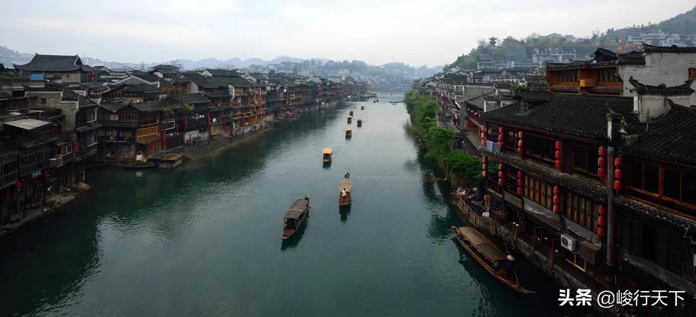 中国最美丽的小城,历经沧桑翘檐如翼的吊脚楼,缓缓流淌的沱江