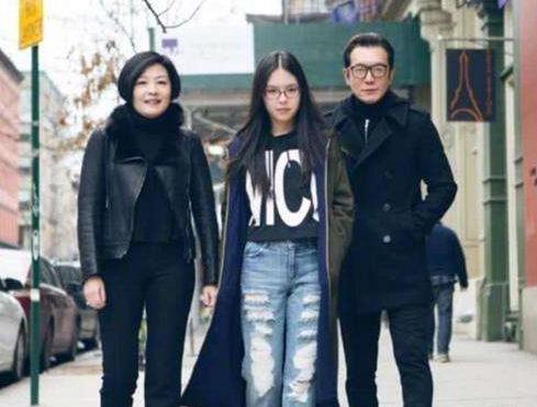 2018年，最后一次化疗后，李咏躺病床对妻子说：别把遗体运回国内