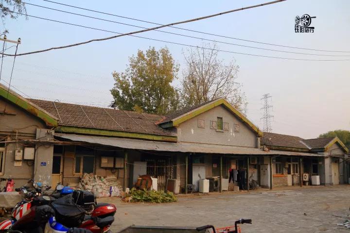 行人车辆请注意火车就要来了,行人车辆请注意火车来了不要抢道