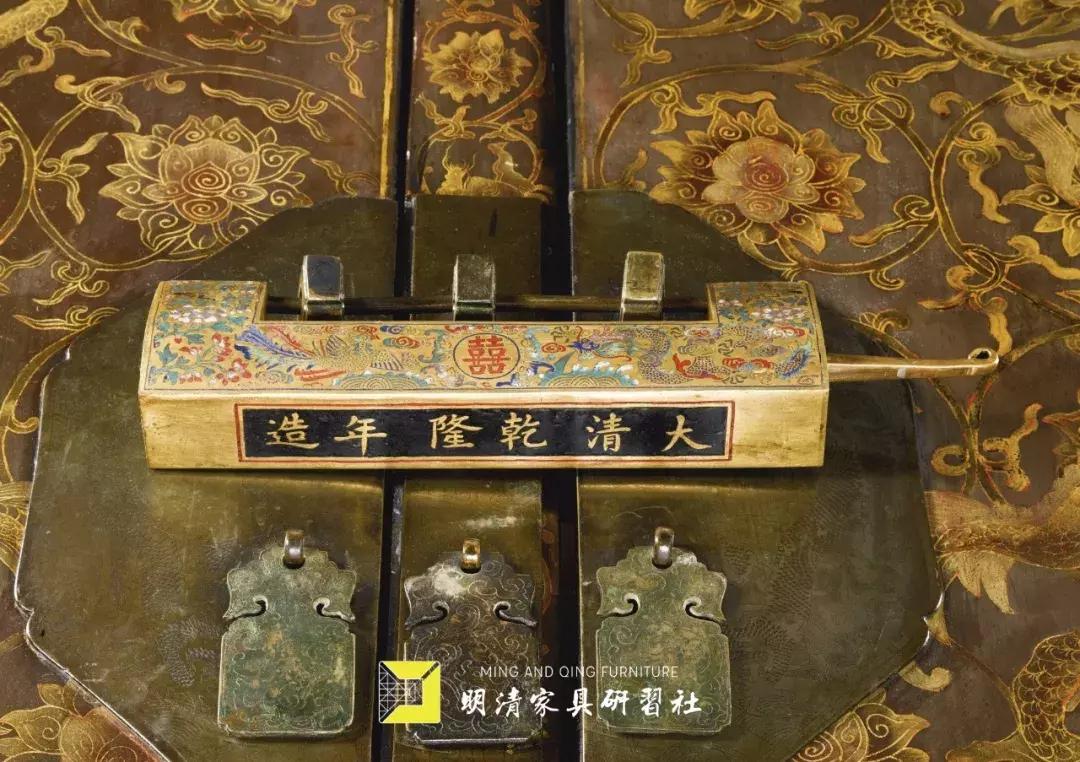 明清家具展厅灯光设计,明清家具铜蝙蝠配饰