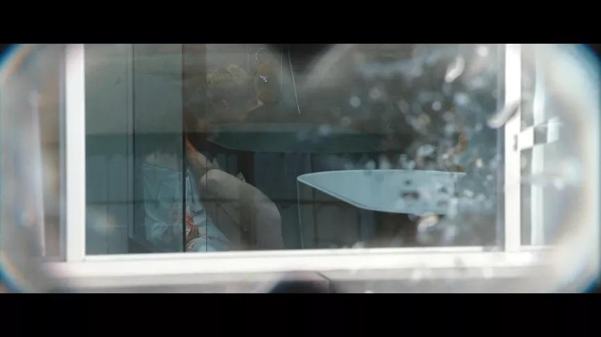 全片高能反转，性感美女化身“*窥偷**狂”