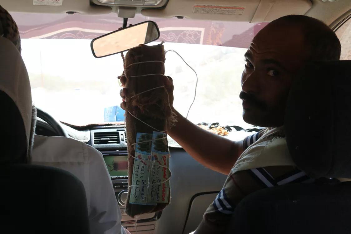 也门人腮帮子鼓起,也门人为什么嘴巴一边鼓起