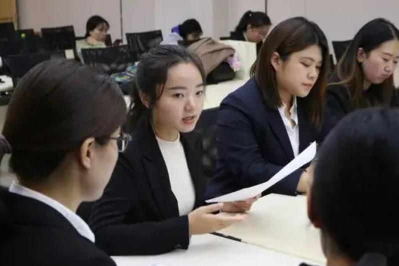 武汉5大学院“高价学费”，学生们望“费”生畏，家长们欲哭无泪