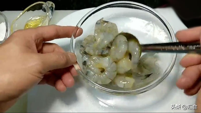 香酥芝麻虾,芝麻菠菜虾的家常做法