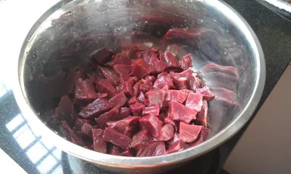 给雷龙鱼自制牛心汉堡，爱吃不混水