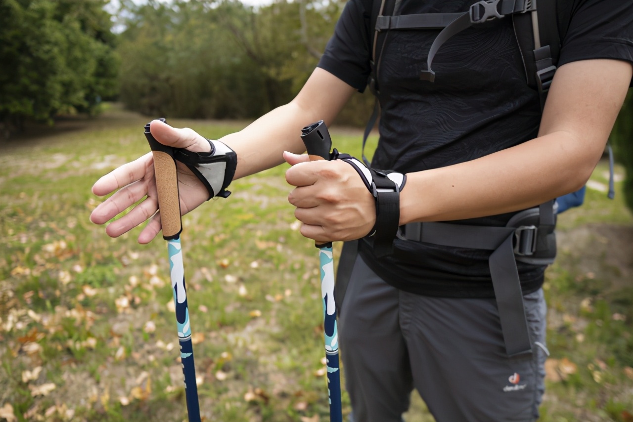 单支登山杖使用方法徒步技巧,户外登山初学者登山杖怎样选