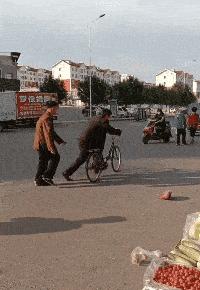 妹妹因为压力大哭了很久怎么安慰,妹妹受伤疼痛难忍姐姐心疼