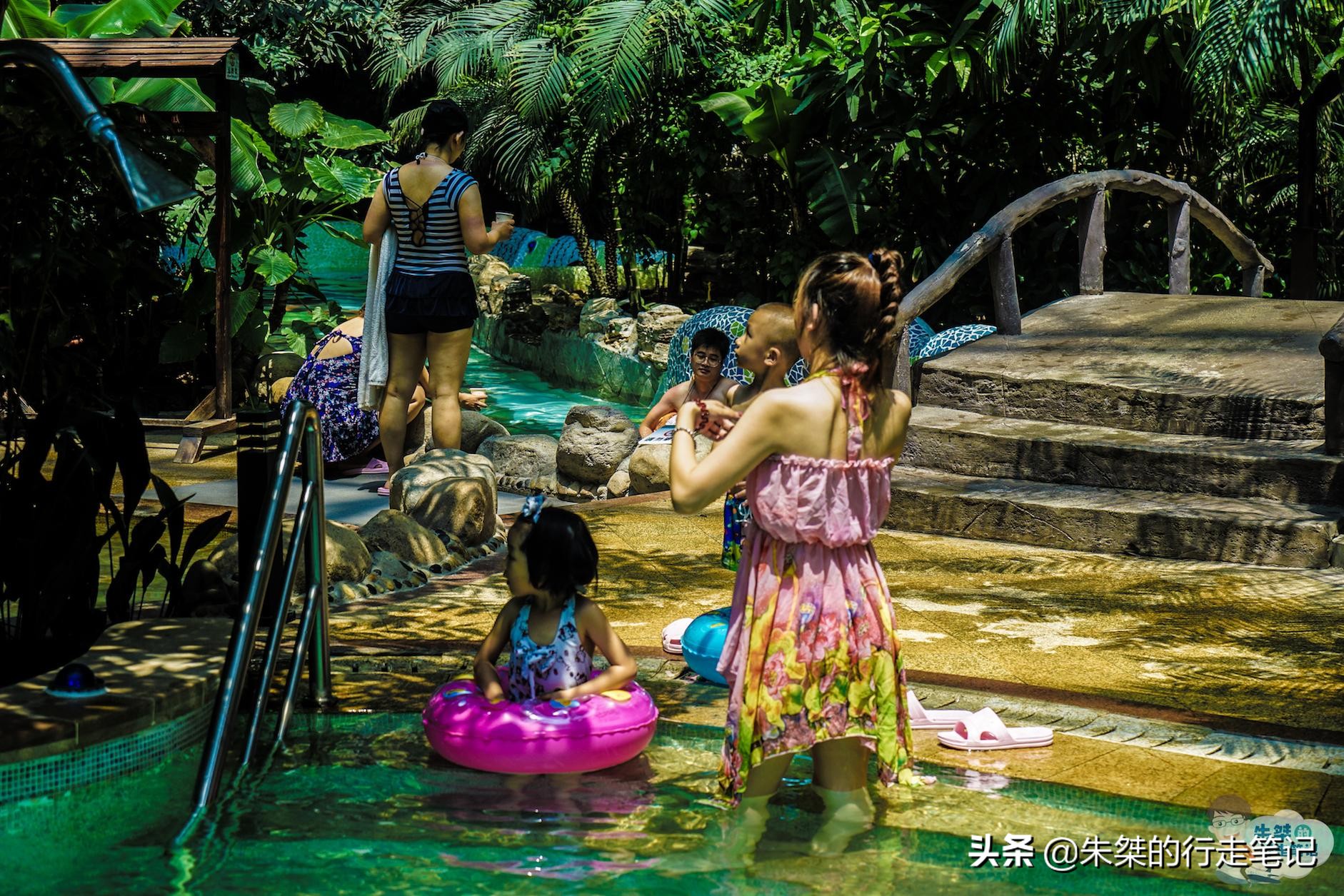泡着温泉看日落,泡着野温泉看着雪山