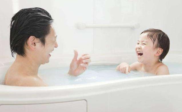 2岁外孙误食502胶水，姥姥的聪明做法，连医生也为她点赞