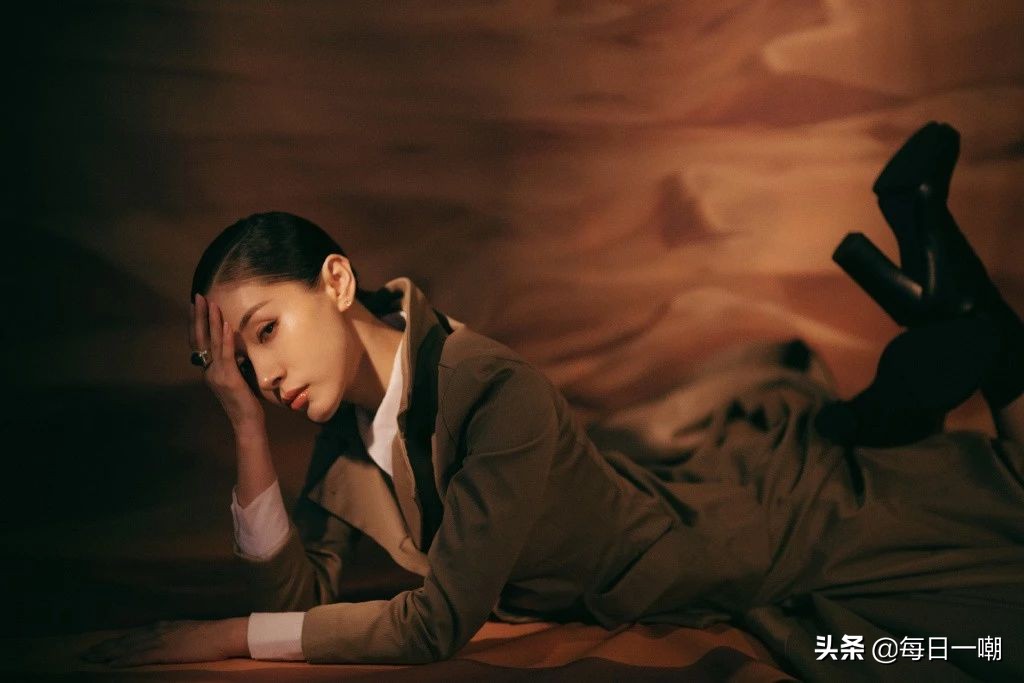 王子文高铁脚踩小桌,王子文道歉脚踩高铁桌板