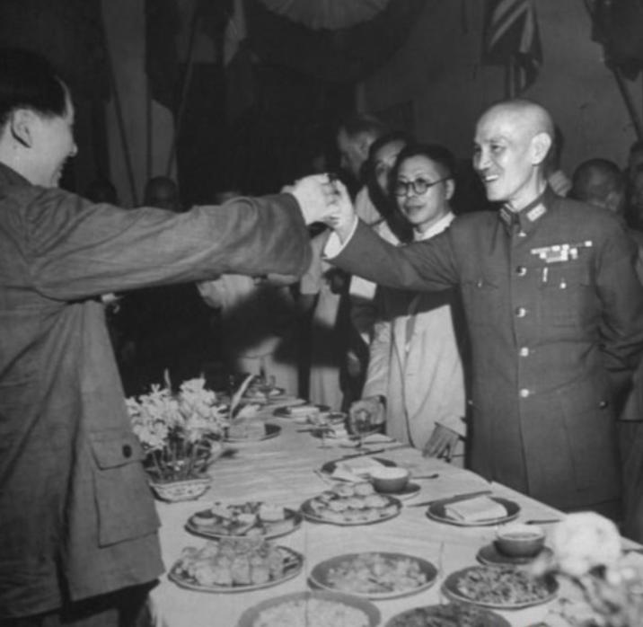 接见朋友时,毛主席的烟盒仅剩1支烟,随后主席的1个举动令人暖心