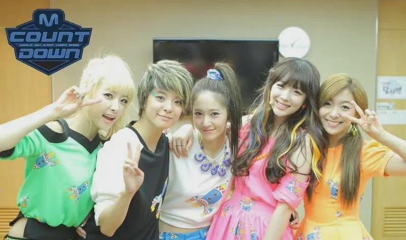 fx出道十二周年成员发声,fx十周年合体宋茜在台下