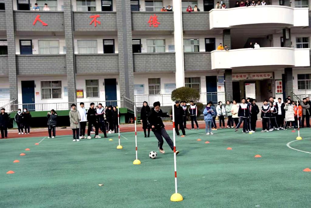 小学生足球绕杆比赛,小学足球绕杆接力比赛方案