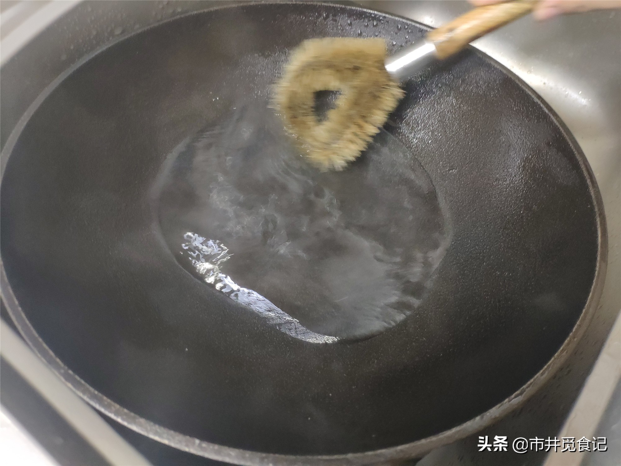 铁锅开锅方法怎么才不粘锅,新锅的正确开锅方法家用铁锅