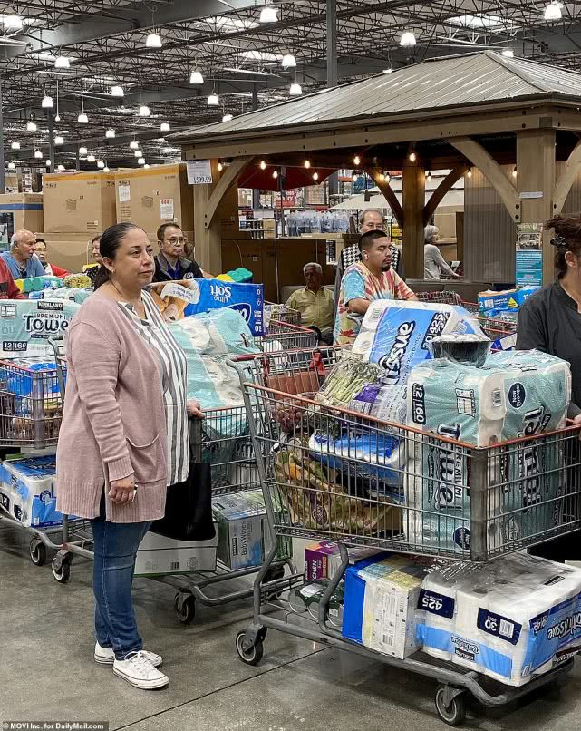 疫情严重国外人民抢购卫生纸,疫情美国人疯抢厕纸