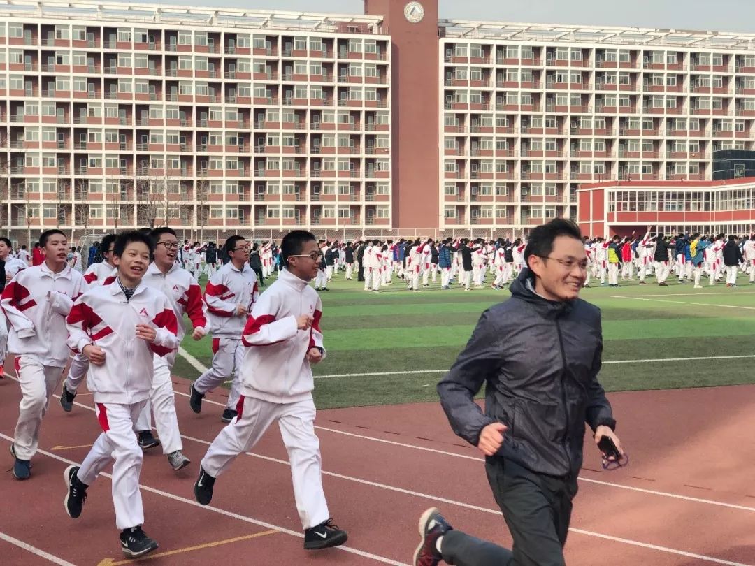 两所“顶级高中”内部环境对比，一个天上一个地下，但都能上北大