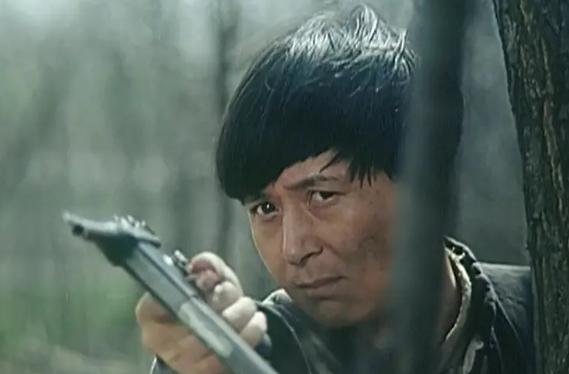 对程蝶衣恩将仇报的小四，27年后已两鬓斑白，但气质依旧如兰