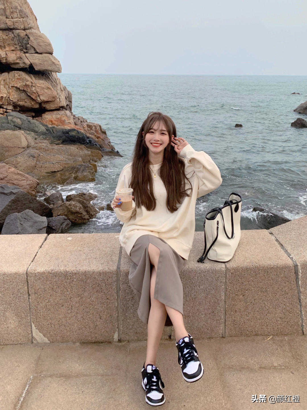 秋天的卫衣搭配思路,秋天卫衣这样穿个性时髦又减龄