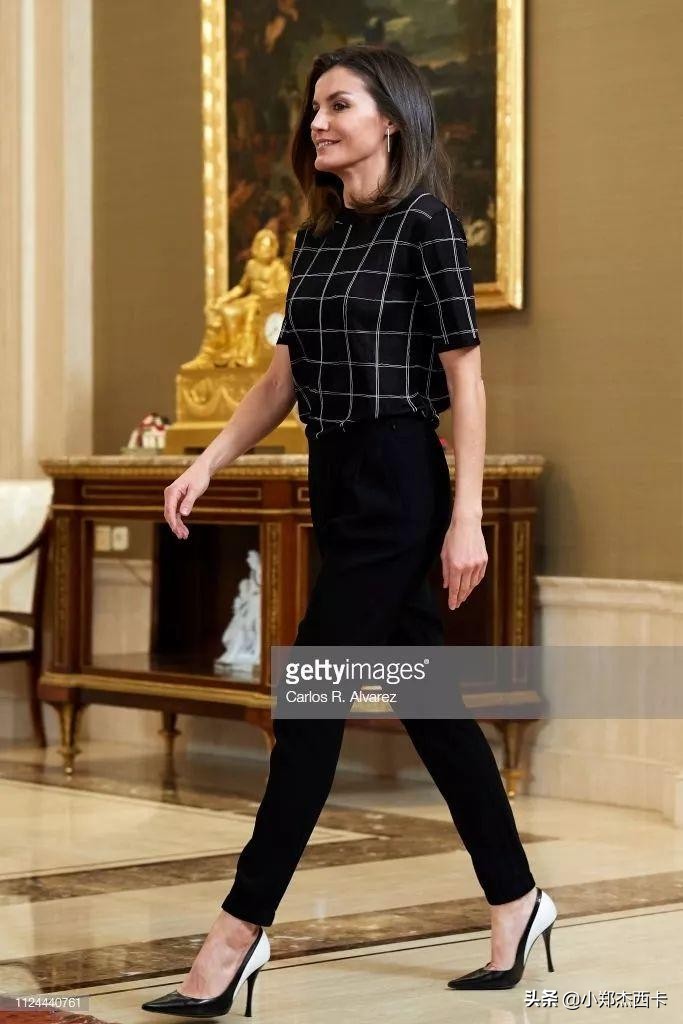 换个Logo贵10倍?!贝嫂这个联名款骗谁捏~|小郑周报