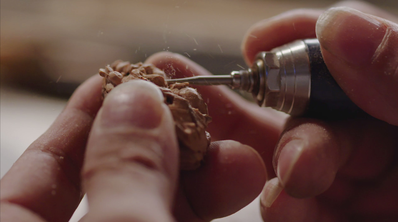 小小一个桃核，他把玩了十年，刻出了自己的“写意核雕”