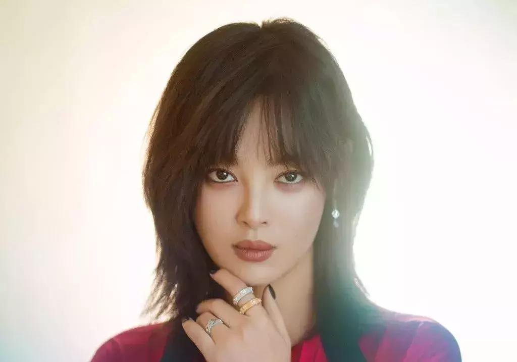 辛芷蕾发型是剪出来还是烫出来的,辛芷蕾的发型剪出来的效果