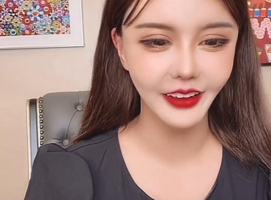 韩安冉直播“翻车”，面部僵硬被嘲讽，小猪妹长大要当警察抓妈妈