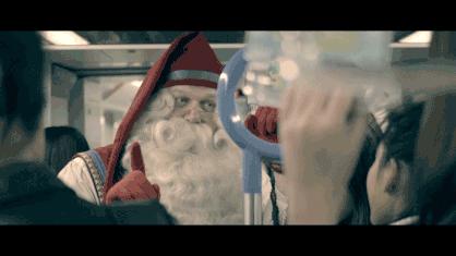 能给圣诞老人换衣服？这个圣诞嘉年华在搞什么名堂？！