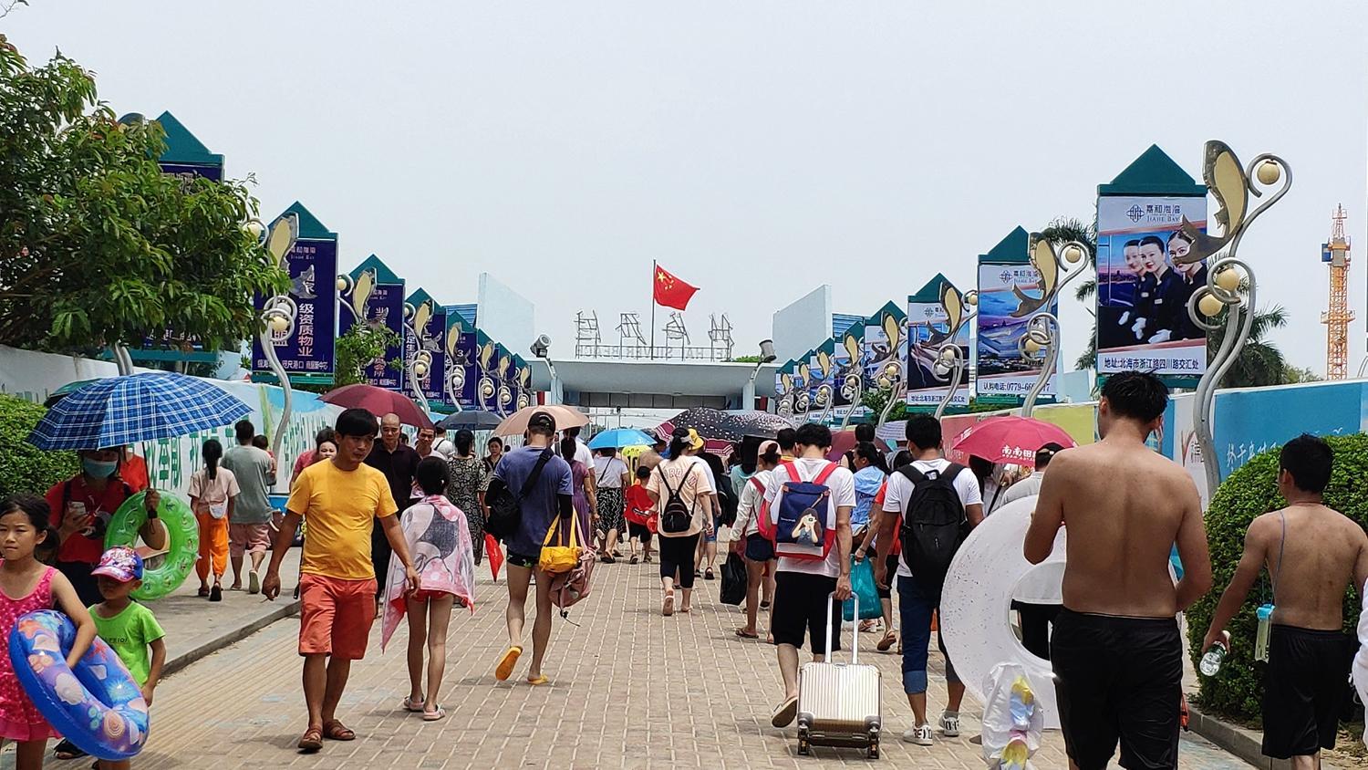 一望无际的人头太吓人了!这辈子第一次在银滩见那么多人