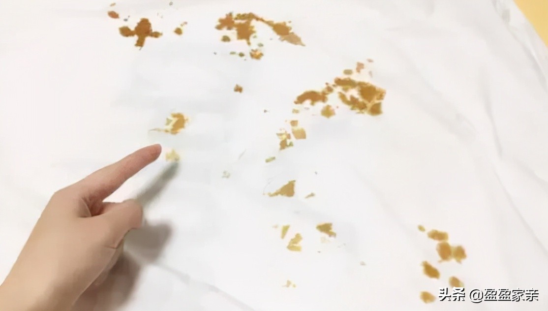 白衣服变黄是什么原因如何清洗,白衣服上的顽固污渍怎么清洗