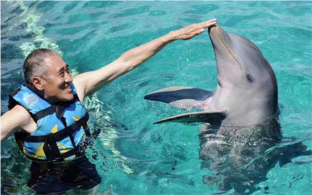 网红代王被质疑整容，晒奶奶爸爸照片自证没整鼻子，曾承认做填充