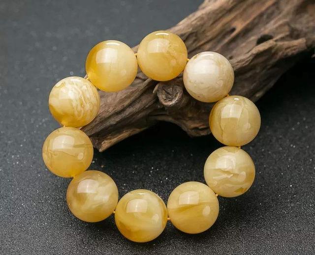 琥珀宝石哪种最好,最轻宝石琥珀图片
