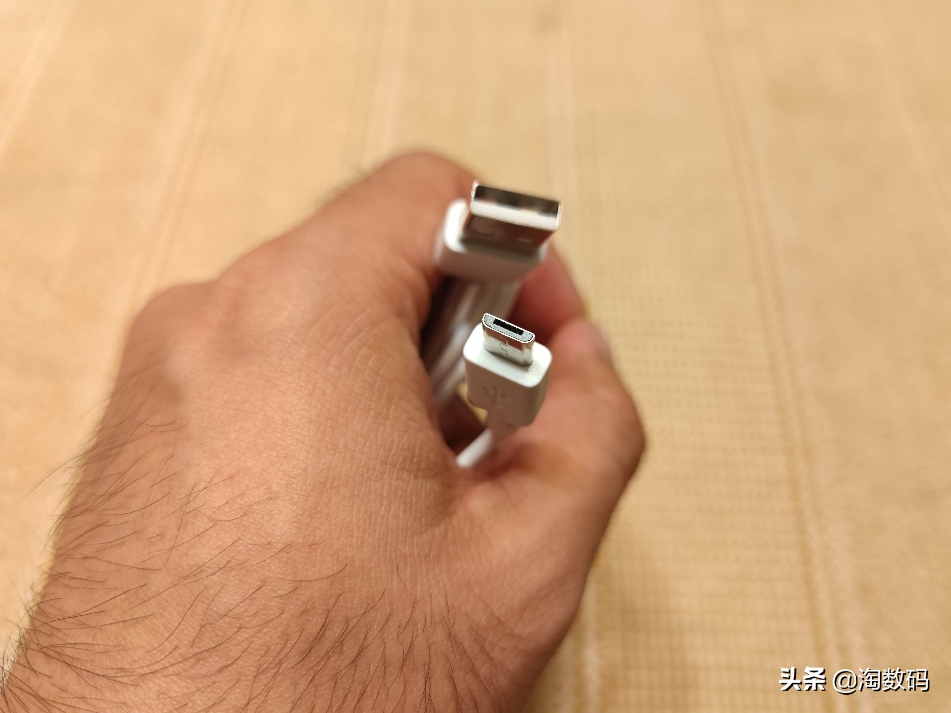 国货内卷无情：￥13块钱的3色温2400mAh充电式触控台灯开箱晒个单