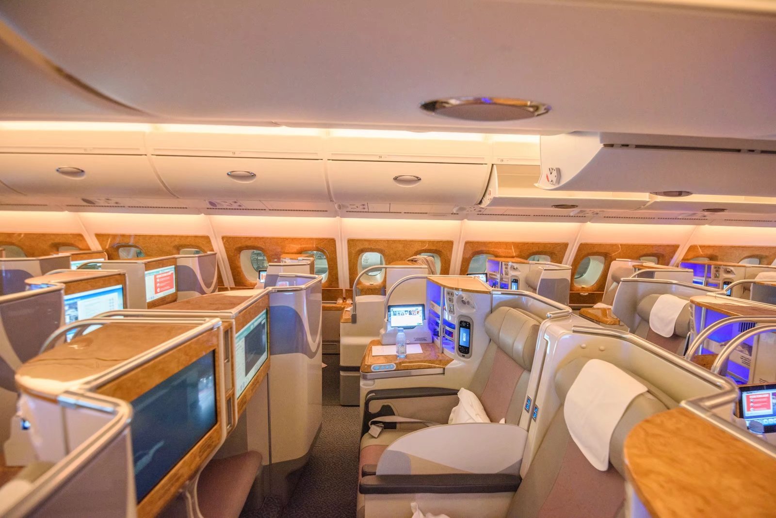 是时候说再见了，「空中巨无霸」A380双层客机黯然退场