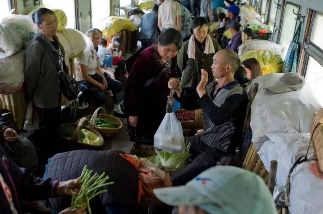 孩子坐绿皮火车看人世百态,绿皮火车才能反映生活百态