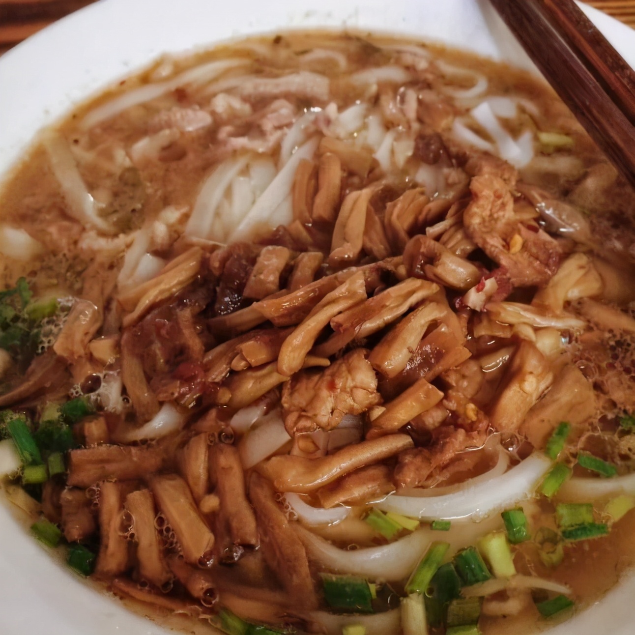 第一时间就是吃一碗广西特色米粉,湖南米粉最正宗的吃法